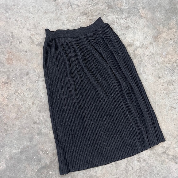 Pleated Zara midi skirt - Picture 1 of 7
